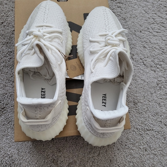 Yeezys 350 BOOST - Picture 2 of 6